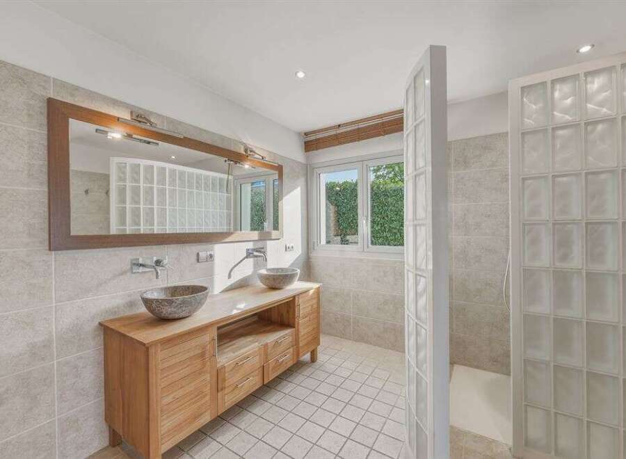 This stunning bathroom boasts a modern design with a touch of natural elements.
