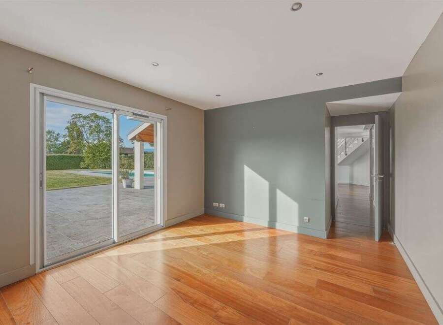 This stunning property boasts a bright and airy living space, perfect for entertaining or relaxing.