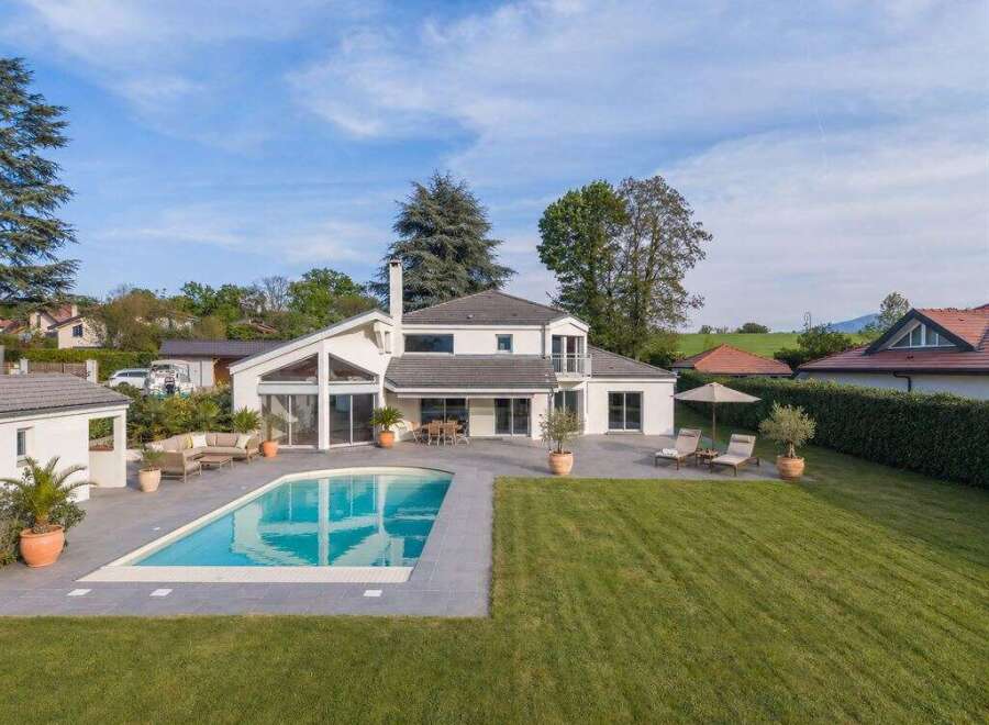 This stunning property boasts a luxurious outdoor space, perfect for relaxation and entertainment.