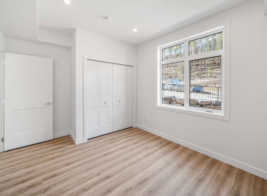 This bright and airy room features a modern design with clean lines and neutral tones, perfect for creating a relaxing atmosphere.