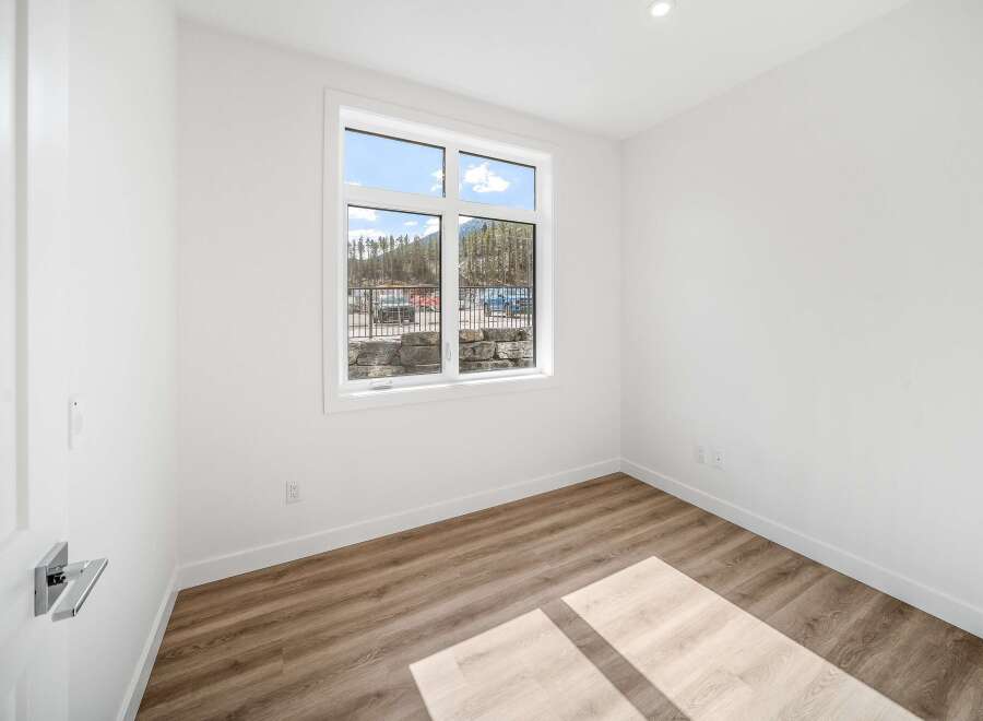 Discover the charm of this bright and airy room, perfect for creating a cozy retreat.