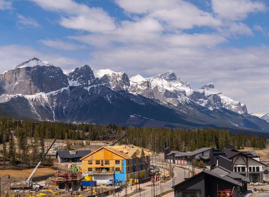 Discover luxury living with breathtaking mountain views in this stunning property.
