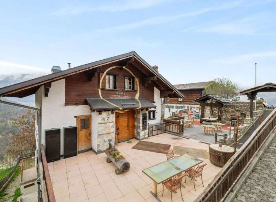 Discover the charm of this stunning property, boasting a unique architectural design and a prime location.