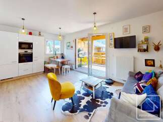 Discover this charming property featuring a modern kitchen with integrated appliances and a cozy living area.