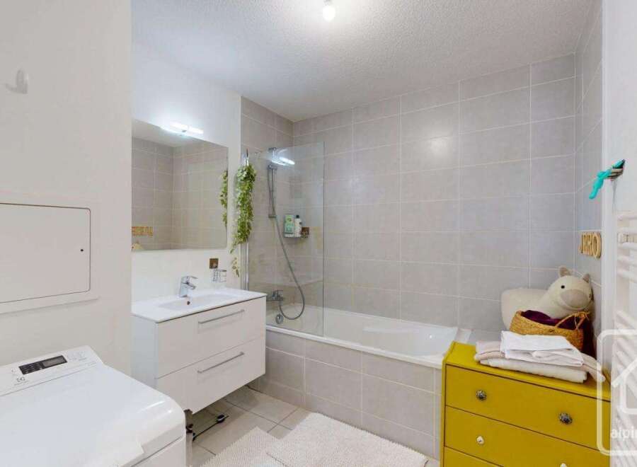 Discover this charming bathroom, perfect for a relaxing retreat.