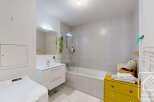 Discover this charming bathroom, perfect for a relaxing retreat.