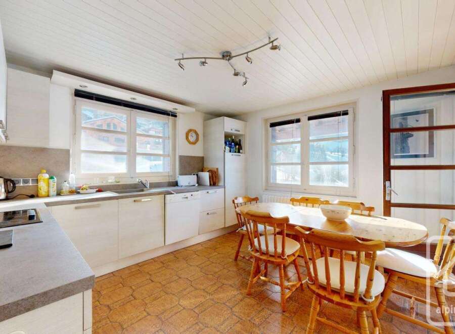 Discover this charming kitchen, perfect for culinary enthusiasts.