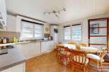 Discover this charming kitchen, perfect for culinary enthusiasts.