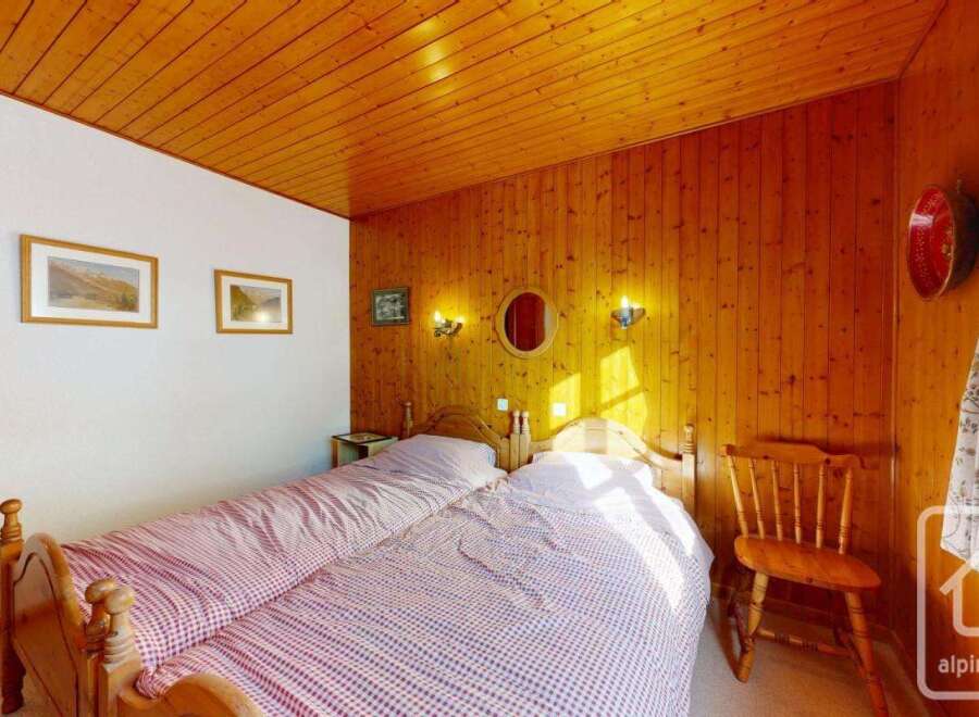 This charming bedroom features two twin beds with cozy bedding, perfect for a comfortable stay.
