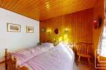 This charming bedroom features two twin beds with cozy bedding, perfect for a comfortable stay.