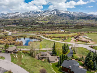 Discover your dream retreat in this stunning property, nestled amidst breathtaking mountain views.