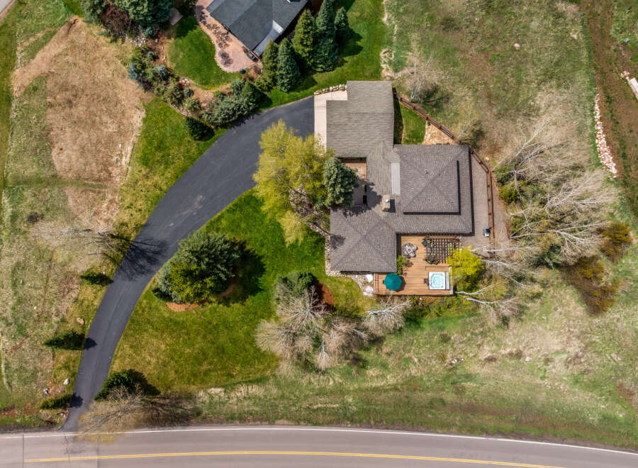 This stunning property boasts a luxurious outdoor space, perfect for relaxation and entertainment.