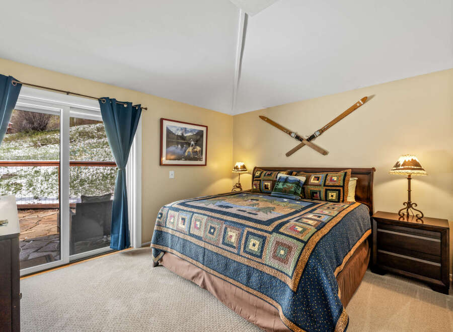 This cozy bedroom features a comfortable bed adorned with a beautiful quilt, creating a warm and inviting atmosphere.