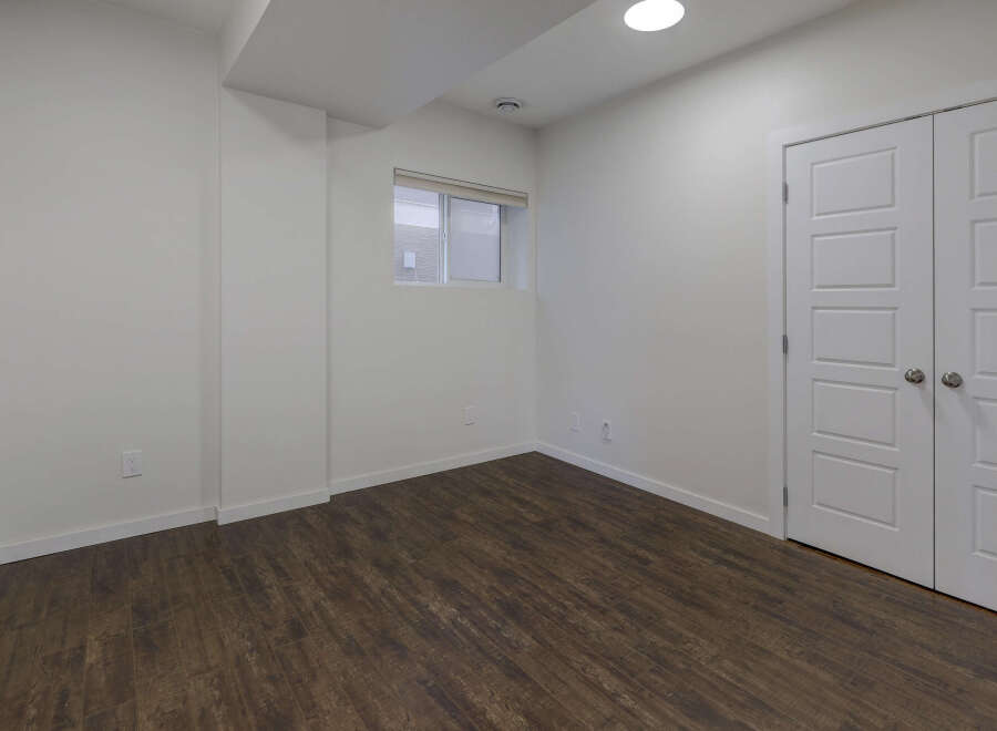 Discover this inviting room featuring a modern design and ample space.