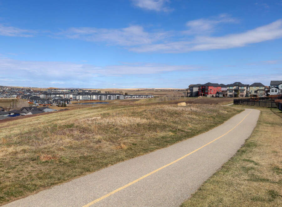 Discover the charm of this stunning property, perfectly situated in a desirable neighborhood.