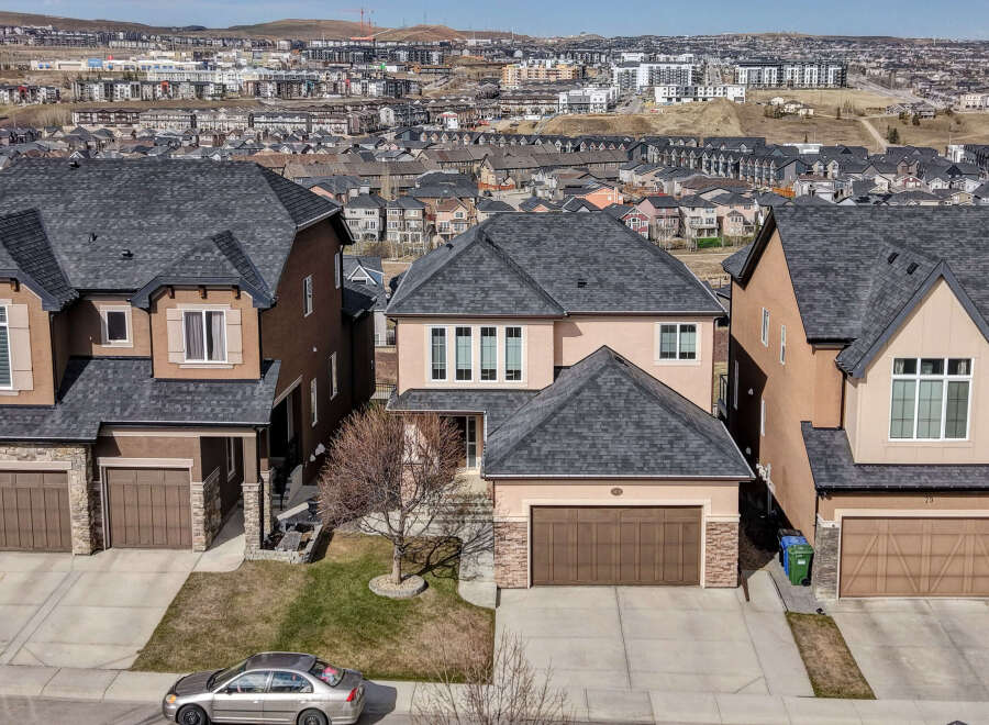 Discover a stunning residential property featuring a modern design and a prime location.