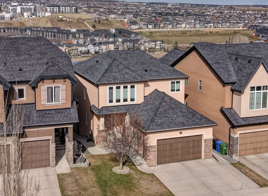 Discover the charm of this stunning property, featuring a modern design and spacious layout.