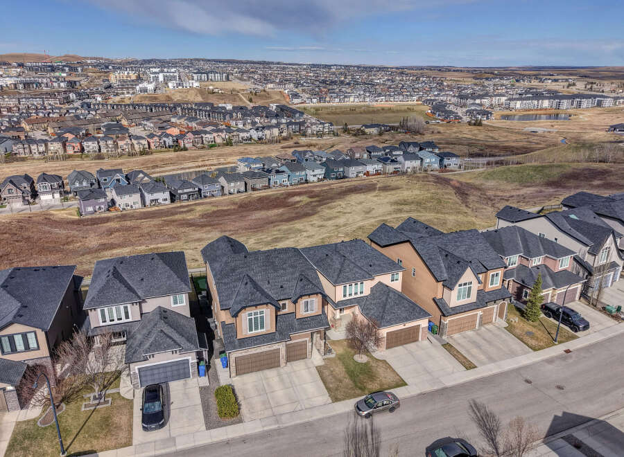 Discover the charm of this stunning residential property, featuring modern architecture and spacious layouts.