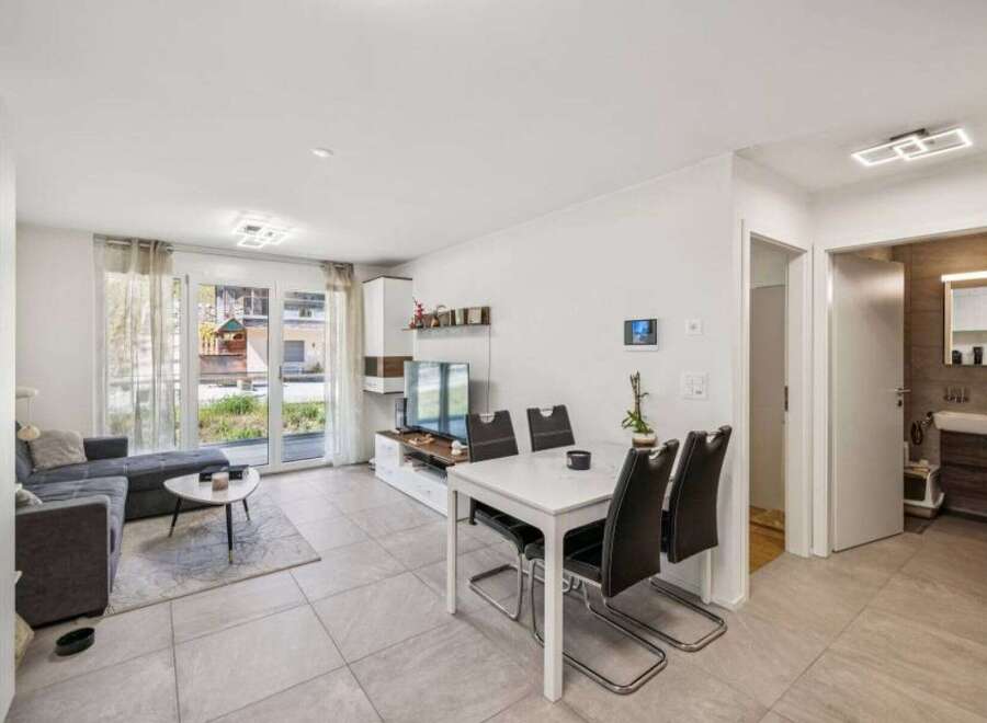 Discover modern living in this stylish apartment! Featuring a bright and open floor plan, this property boasts a sleek dining area and a comfortable living space.