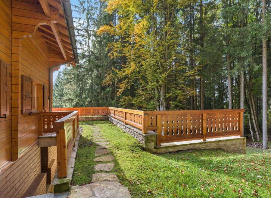 Discover the charm of this stunning wooden property nestled in a serene, wooded setting.