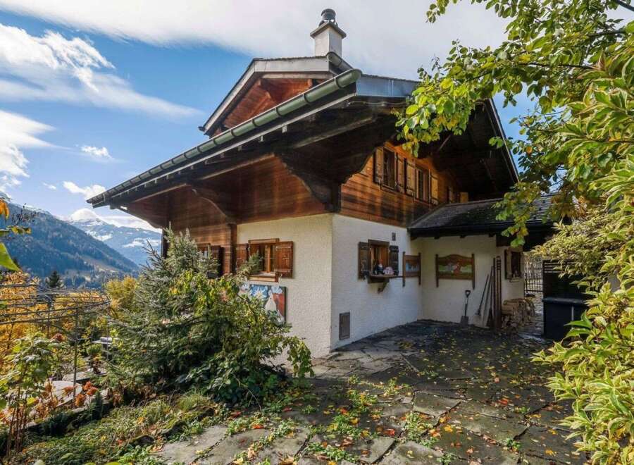 Discover the charm of this stunning chalet nestled in a picturesque mountain setting.