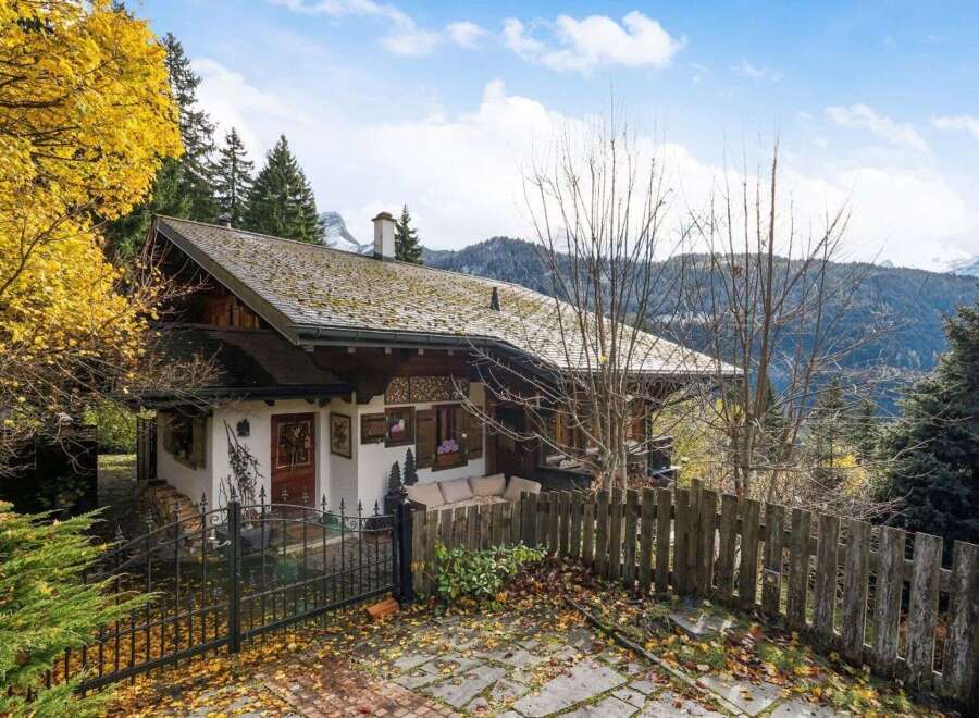 Discover the charm of this stunning property nestled in a picturesque setting.