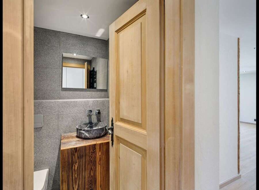 Discover the epitome of modern design in this stunning bathroom.