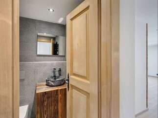 Discover the epitome of modern design in this stunning bathroom.