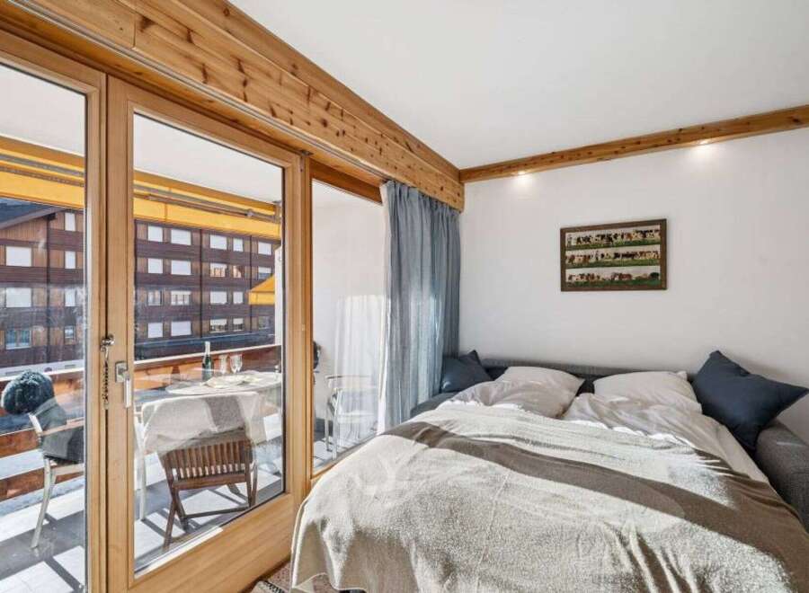 Experience the charm of this cozy apartment with a balcony offering stunning views.