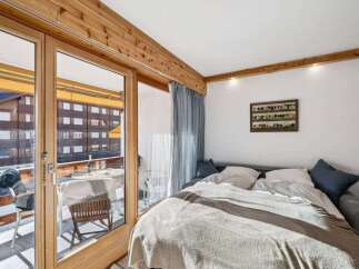 Experience the charm of this cozy apartment with a balcony offering stunning views.