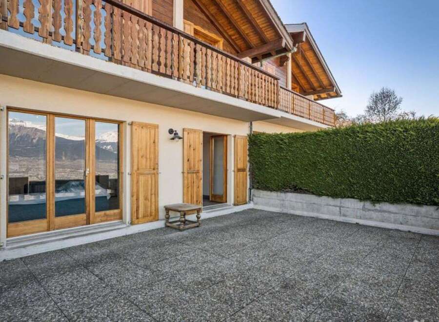 Discover the charm of this stunning property, boasting a beautiful wooden balcony and inviting outdoor space.