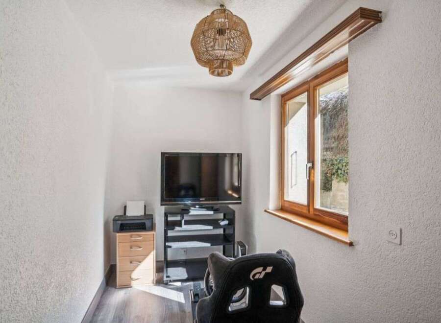 Discover this cozy and modern space, perfect for work or leisure.