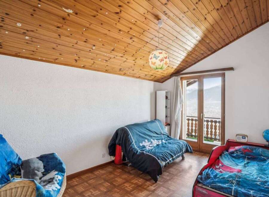 Discover this charming bedroom featuring a unique wooden ceiling adorned with star-shaped accents.