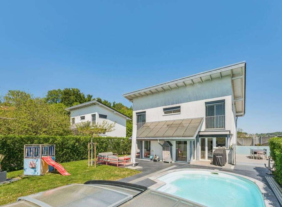 Discover your dream home with this stunning property! Featuring a modern design, this house boasts a beautiful backyard with a pool, perfect for relaxation and entertainment.