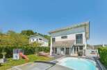 Discover your dream home with this stunning property! Featuring a modern design, this house boasts a beautiful backyard with a pool, perfect for relaxation and entertainment.