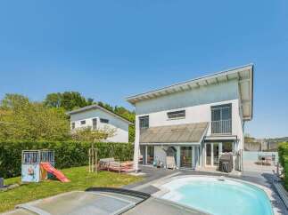 Discover your dream home with this stunning property! Featuring a modern design, this house boasts a beautiful backyard with a pool, perfect for relaxation and entertainment.