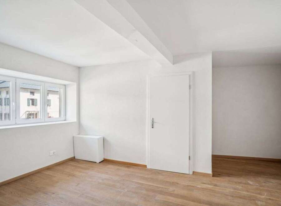 Discover this bright and airy space, perfect for creating your dream home.