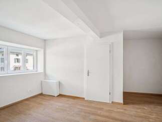 Discover this bright and airy space, perfect for creating your dream home.
