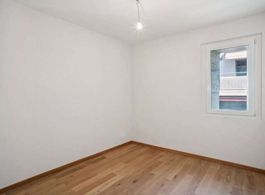 Discover the potential of this bright and airy room, perfect for creating your dream living space.
