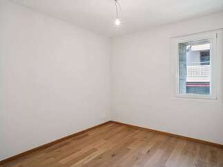 Discover the potential of this bright and airy room, perfect for creating your dream living space.