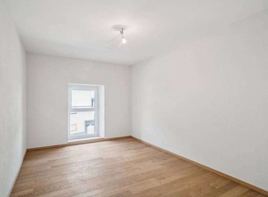Discover the potential of this bright and airy room, perfect for creating your dream living space.