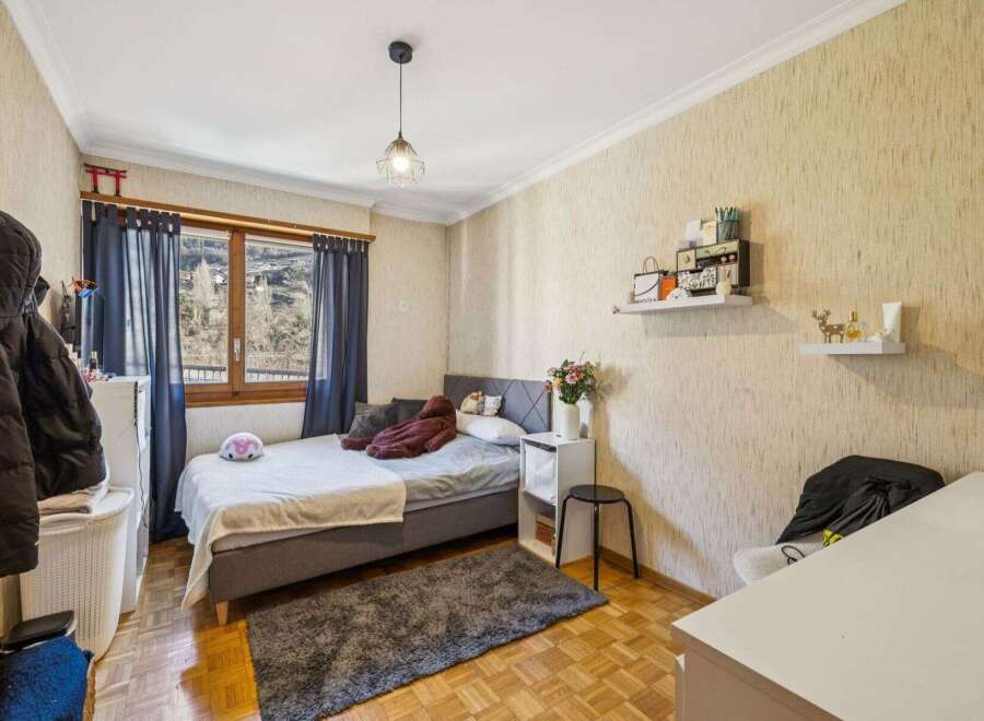 Discover this cozy bedroom featuring a comfortable bed, perfect for relaxation.
