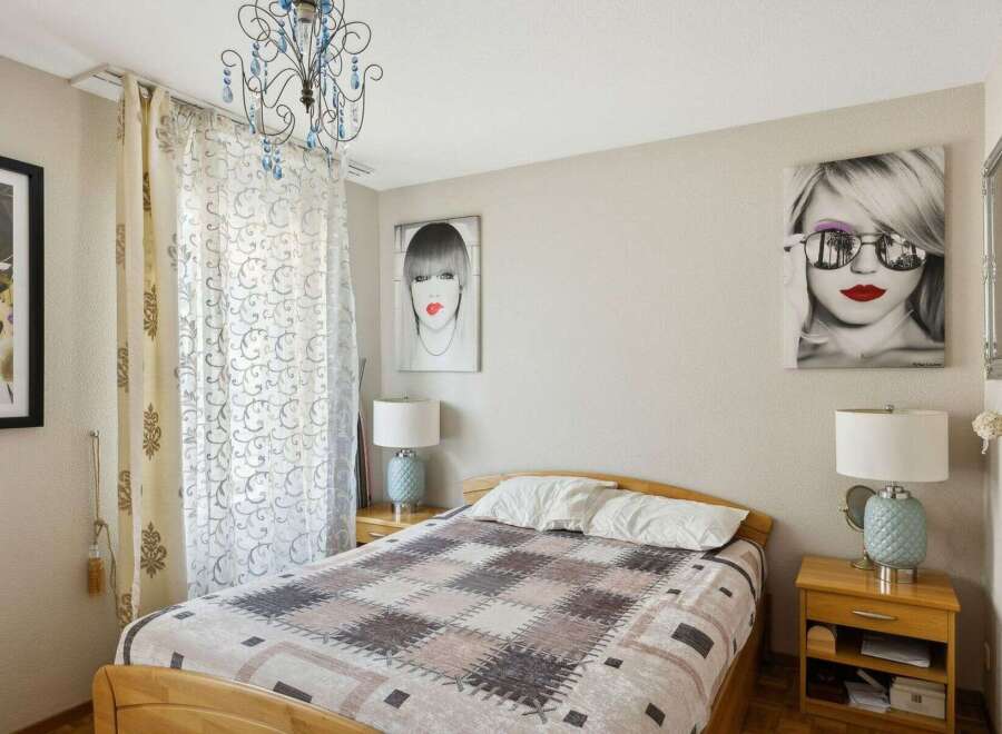 This cozy bedroom features a comfortable bed with a stylish quilt, perfect for a relaxing retreat.