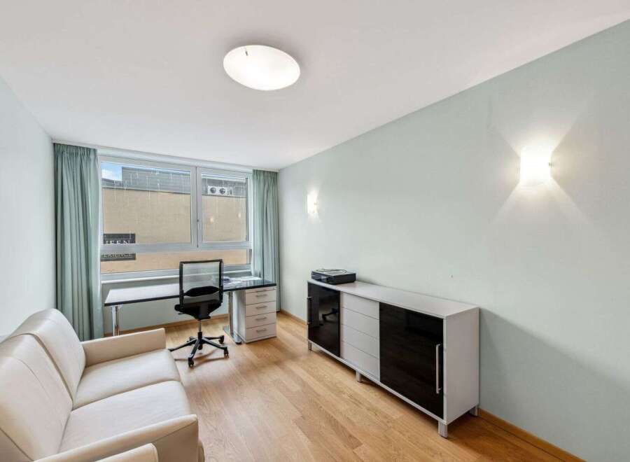 Discover this stylish and modern office space, perfect for remote work or a home-based business.