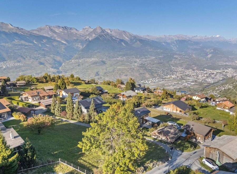 Discover your dream home with breathtaking mountain views! This stunning property boasts modern architecture, spacious interiors, and a serene atmosphere.