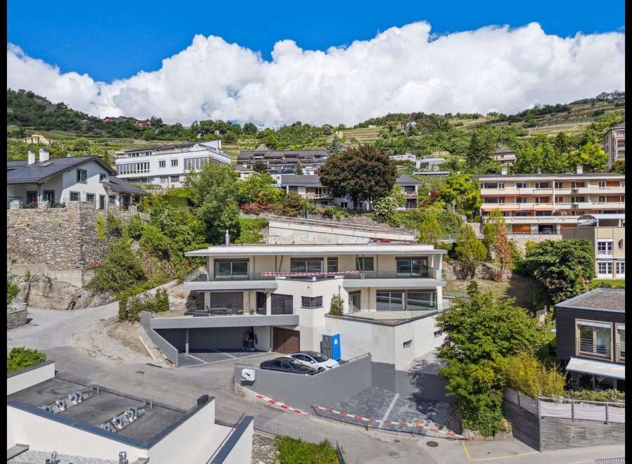 Discover modern living in this stunning property, boasting contemporary architecture and breathtaking views.