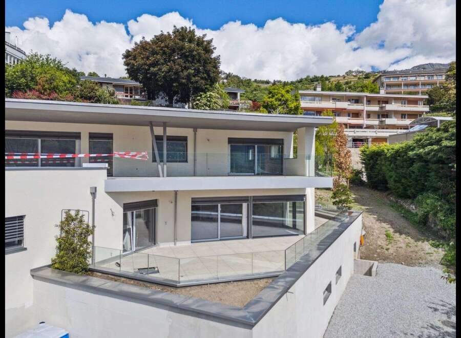 Discover modern living in this stunning property, featuring sleek architecture and expansive outdoor spaces.