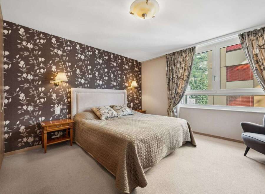 This inviting bedroom boasts a cozy ambiance, perfect for relaxation.