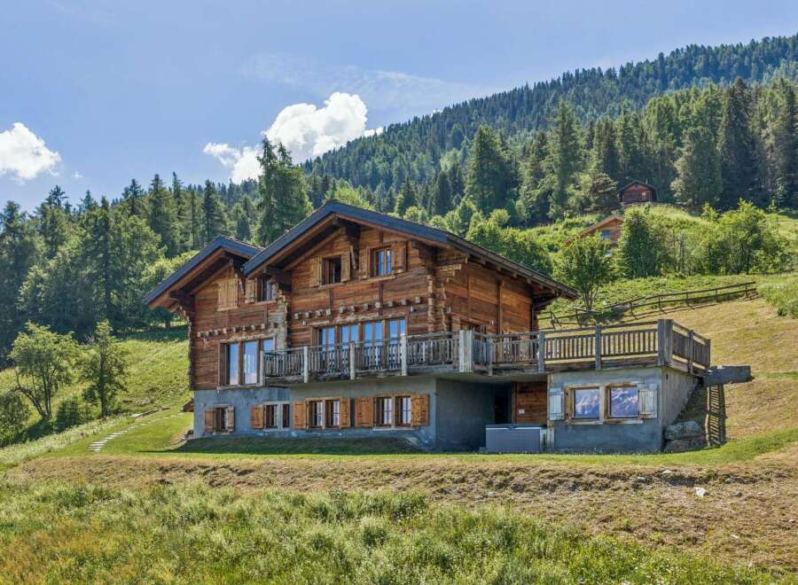 Experience luxurious mountain living in this stunning log cabin, nestled amidst a picturesque alpine landscape.