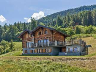 Experience luxurious mountain living in this stunning log cabin, nestled amidst a picturesque alpine landscape.